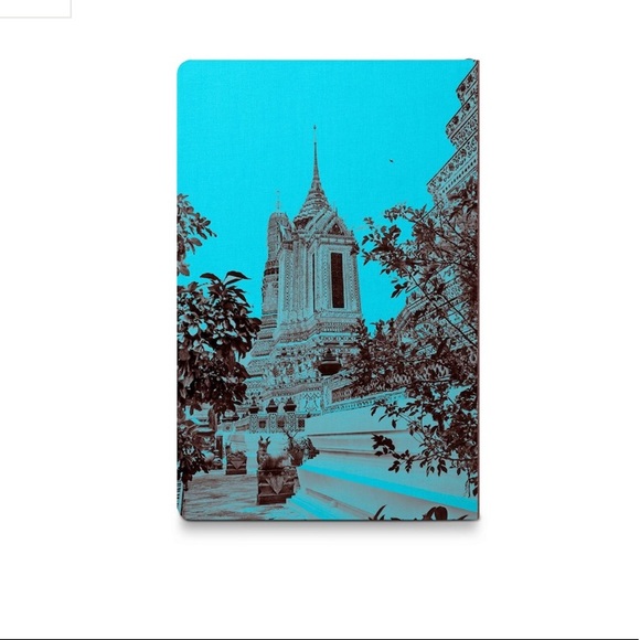 SOLD - ✨ HOST PICK ✨ Louis Vuitton wrapped city guide gift - Picture 10 of 11